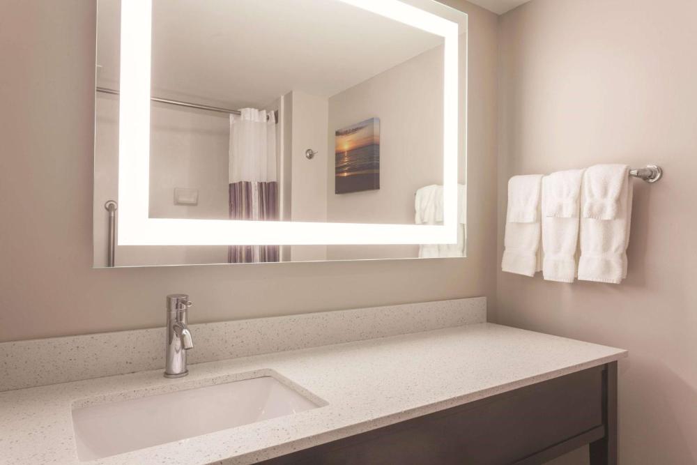 Deluxe Queen Room with Two Queen Beds - Non-Smoking interior