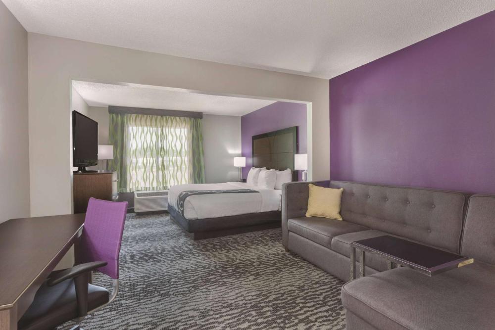 Deluxe King Room - Non-Smoking interior